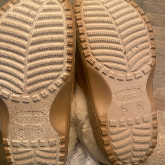 CROCS Tan and Cream Kids Slippers - Picture 3 of 4